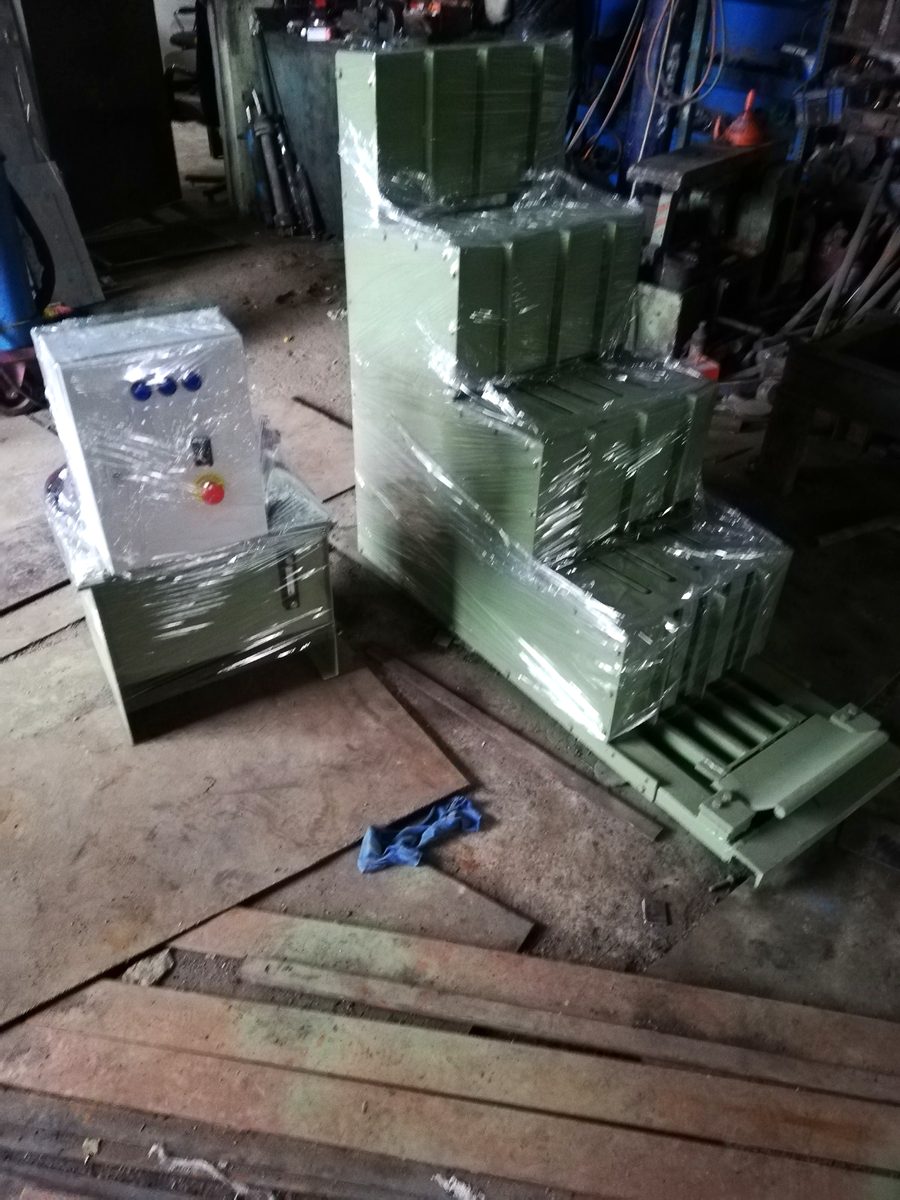 Otomatik takoz ve biyet yükleme makinesi — sevk öncesi
