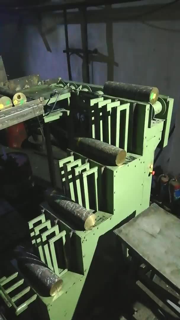 Otomatik takoz ve biyet yükleme makinesi çalışırken